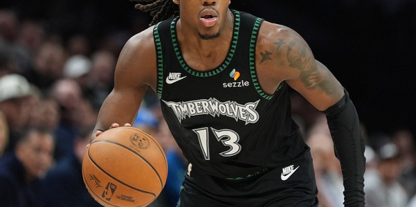 云开体育官网-17中13轰43分！历史首人！6换2大交易捡到宝了